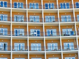 Großes Gebäude mit vielen Wohnungen Großes Gebäude mit vielen Wohnungen