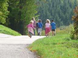 Spazierende Familie auf Weg Spazierende Familie auf Weg